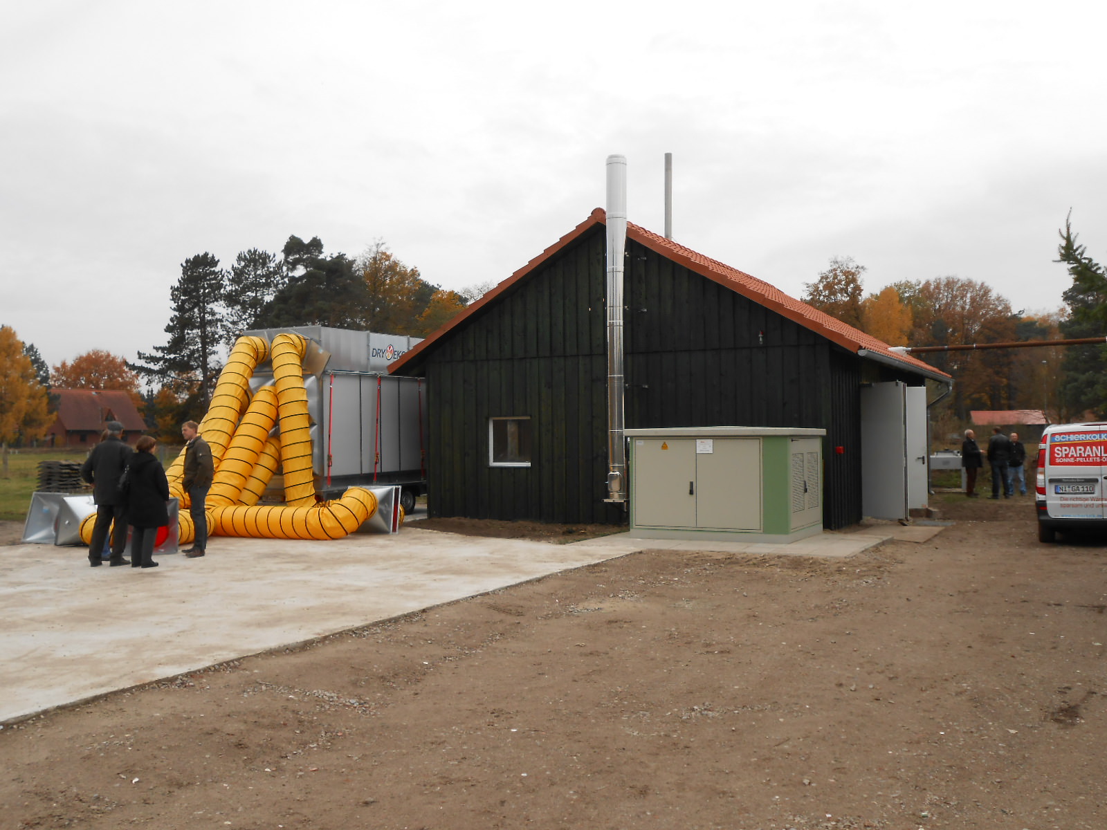 Heizhaus mit Satelliten-BHKW, Spitzenlastkessel und Pufferspeicher