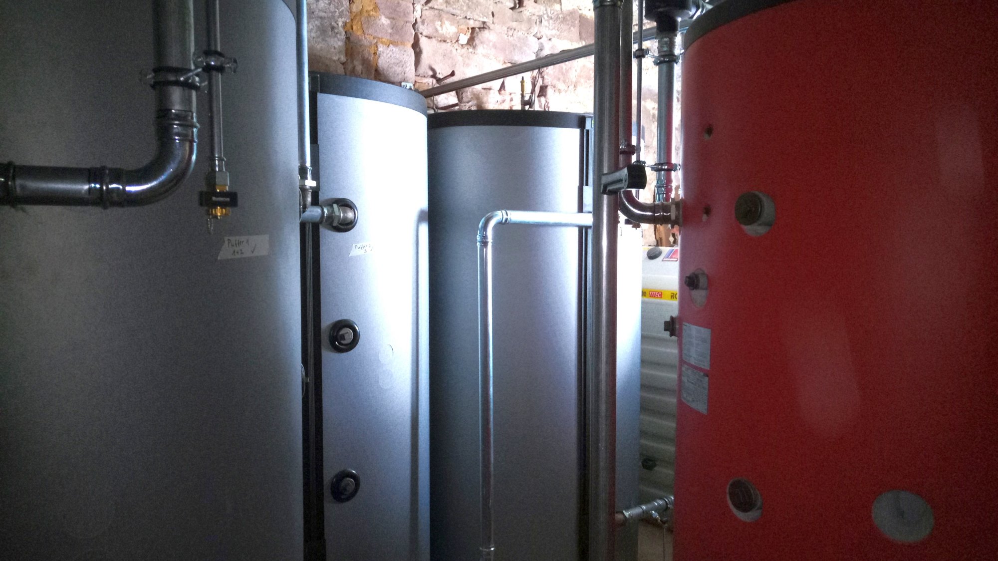 Das Pufferspeichervolumen ist auf vier Behälter aufgeteilt: 900 l für die Wärmepumpe, 3 ∙ 1.000 l für die Pelletkessel.