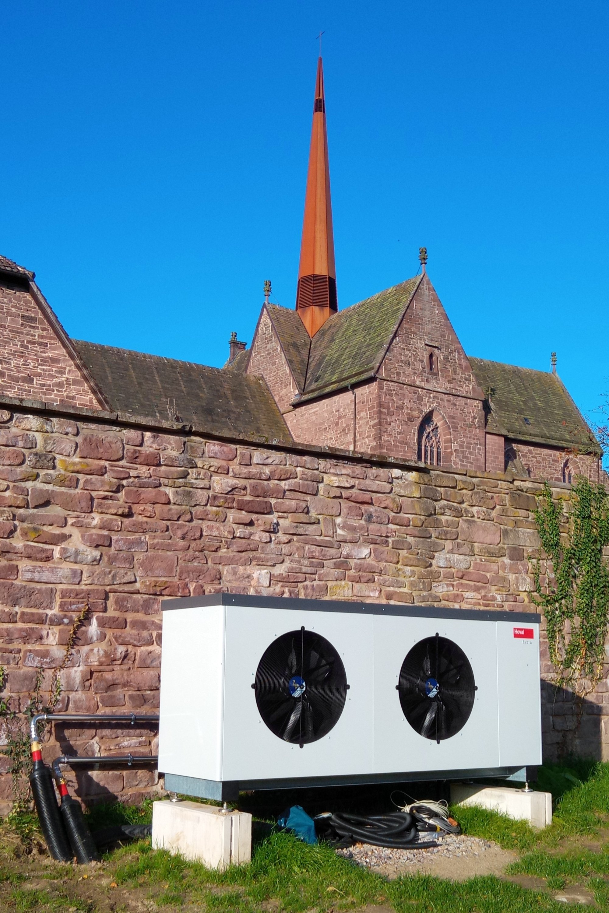 Die Luftwärmepumpe ist an der Südseite der Klostermauer aufgestellt.